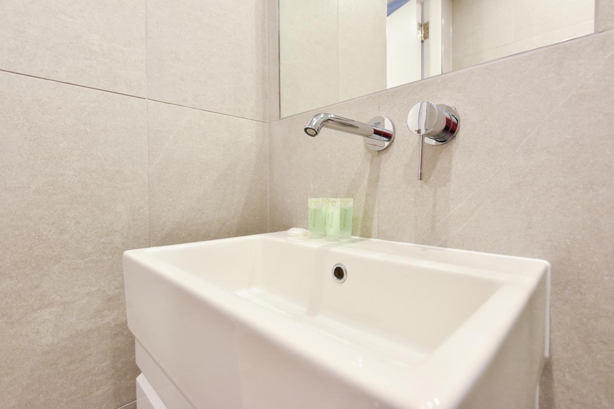 Earls Court East Serviced Apartments By Stayprime London Exteriör bild
